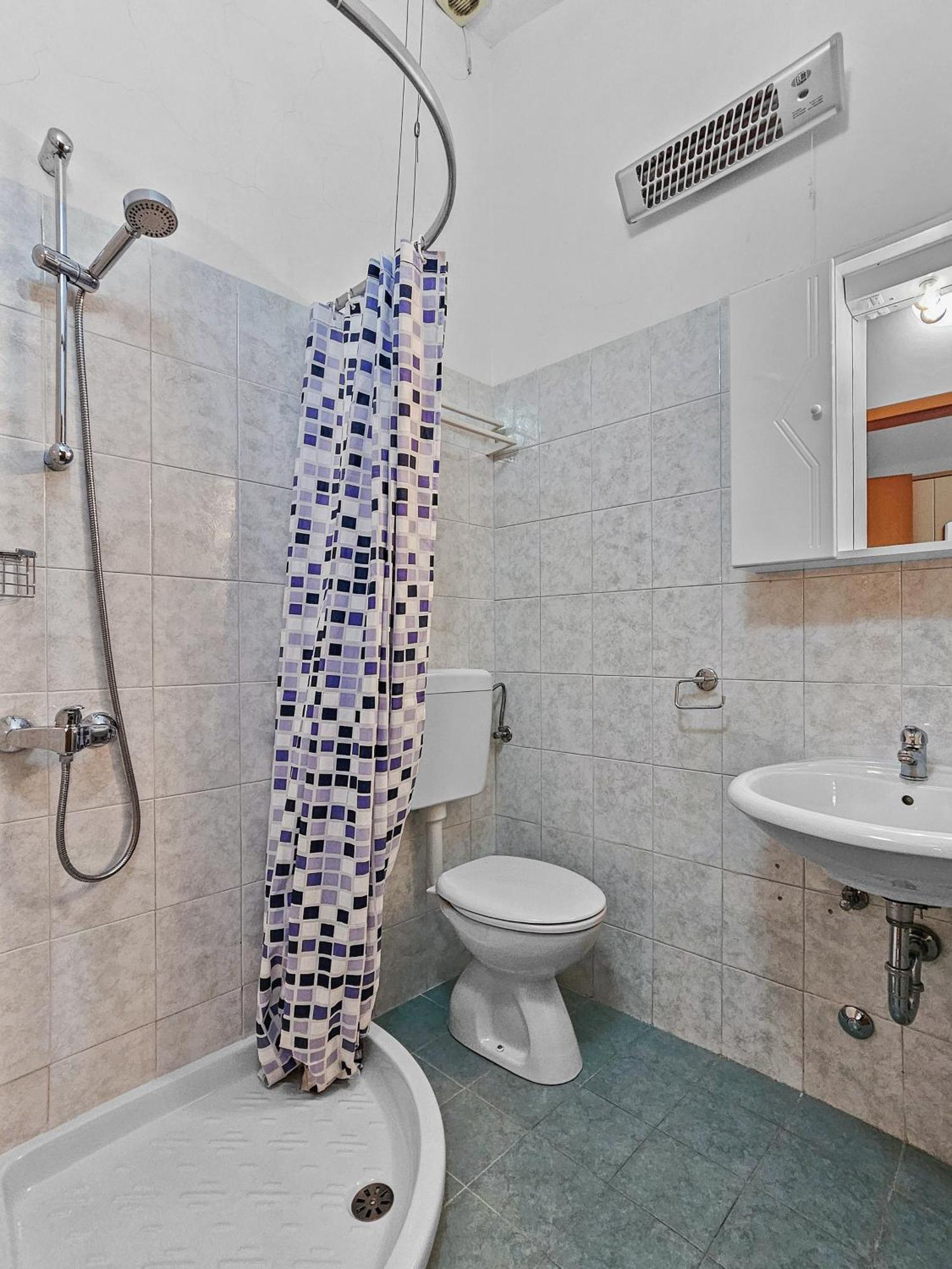 1 Guest house *